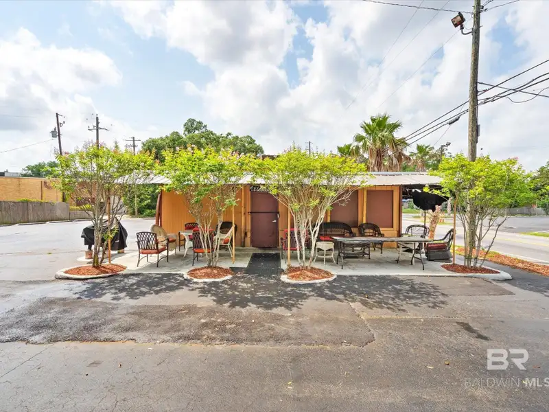 Prime Franchise-ready Lounge with Expansion Potential Near Downtown Mobile