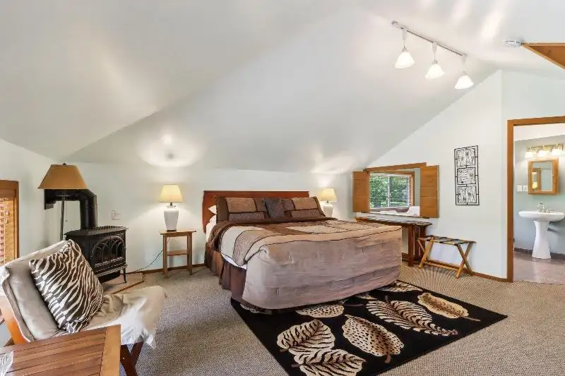 Turnkey B&b and Event Center in Wisconsin Dells with 17 Guest Suites