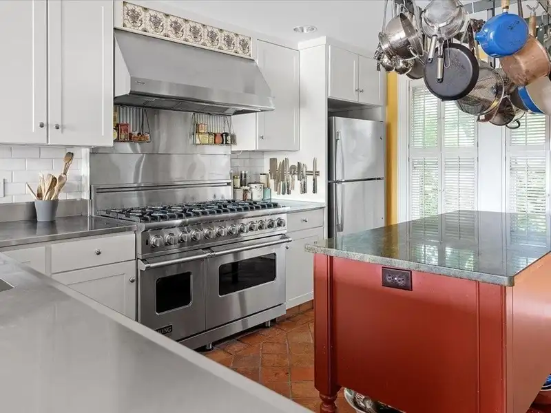 Distinctive Victorian Guest House in Jamestown with 7 Ensuite Bedrooms and Water Views