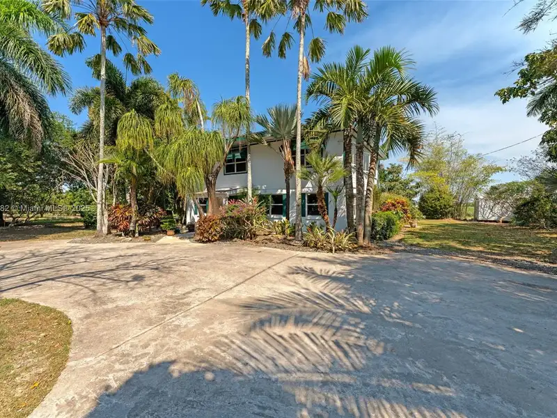 Remodeled 5-bedroom Home on 1 Acre in Redlands Near National Parks