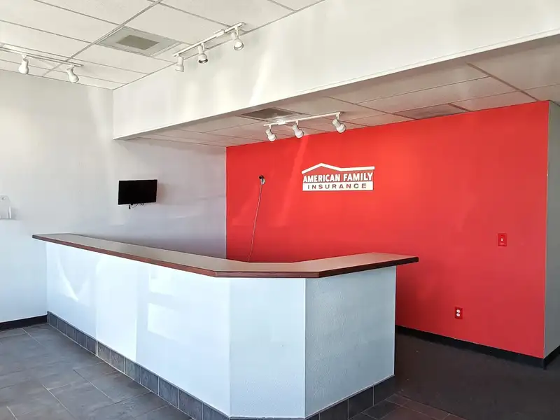 Retail/office Unit in Coronado Plaza Shopping Center with Conference Room and High Visibility