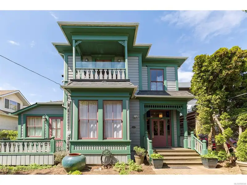 Turnkey Victorian Guest House in Songhees - 5 Suites, Steps from Seawall