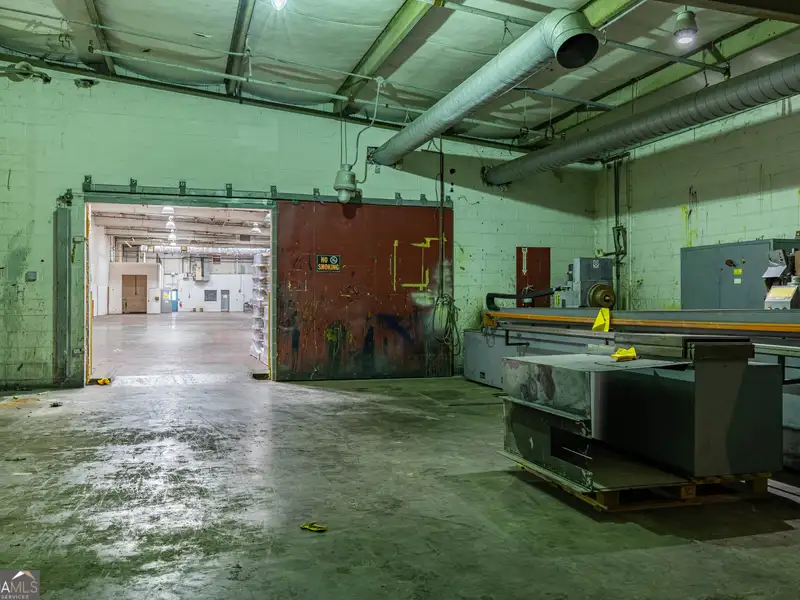 Industrial Warehouse with Food Quality Standards and Office Space in Prime Location
