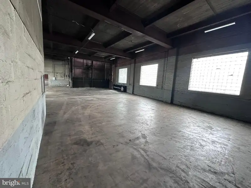 Industrial Building with 6 Bay Truck Repair Facility on 1.47 Acres Near Downtown