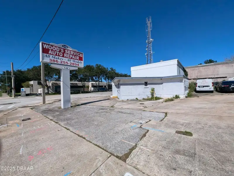 Freestanding Auto Repair Building on High Traffic Corner Lot in Mason Avenue