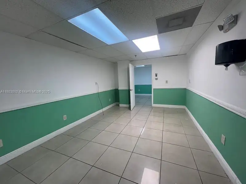 Spacious Corner Medical Office Unit in Central Hialeah – 2,552 Sq Ft