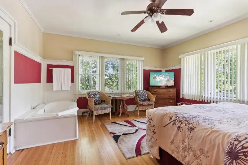 Turnkey B&b and Event Center in Wisconsin Dells with 17 Guest Suites