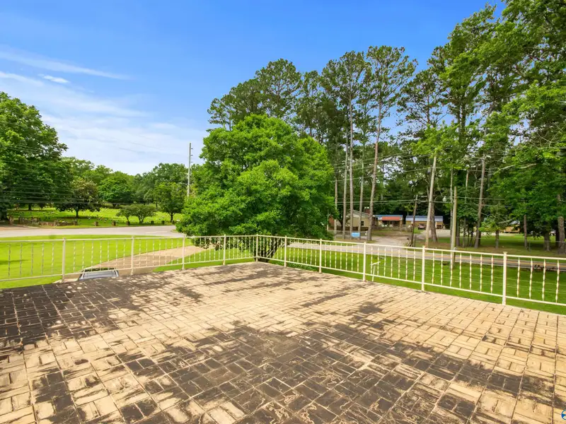 Versatile 2000 Sqft Home on 1.40 Acres in High-growth Huntsville Area