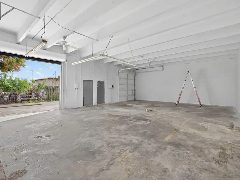 Versatile 2,700 Sf Flex/industrial Condo Units in Jupiter's Industrial Corridor