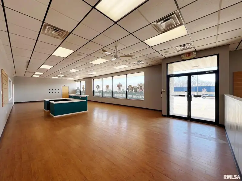 Standalone Commercial Building in Peoria's Metro Centre - High Traffic and Visibility