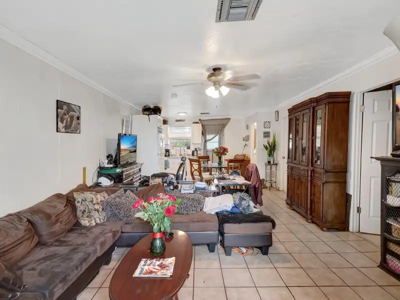 Well-maintained 6-unit Multifamily Property in South Florida with Value-add Potential