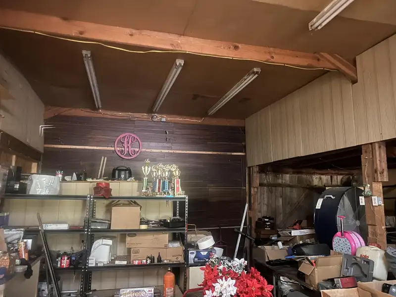 Versatile 40'x60' Auction Barn on 0.92 Acres with Commercial Potential