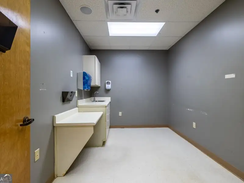 Flexible 3700 Sq Ft Commercial Space for Office or Medical Use in Adairsville