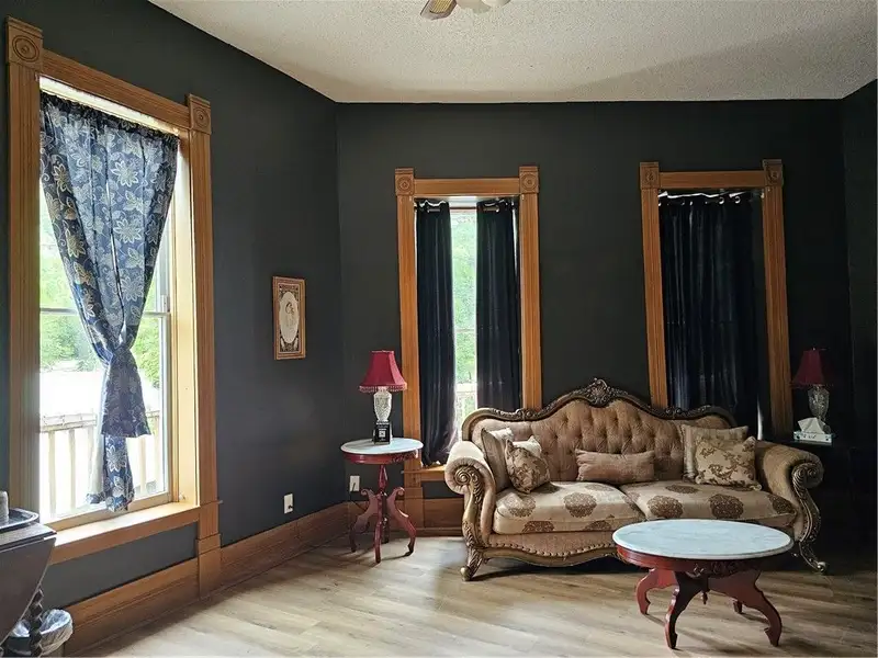 Commercially Zoned 15-suite Overnight Rental Property in Eureka Springs