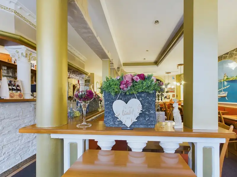 Versatile Restaurant with Garden and Residential Units in Prime Location