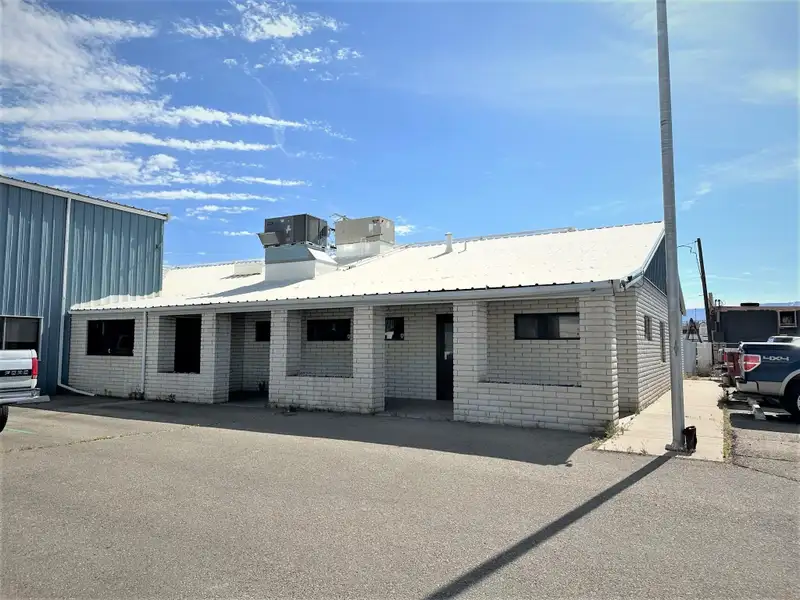 Multi-tenant Industrial Office Space for Rent in Convenient Location