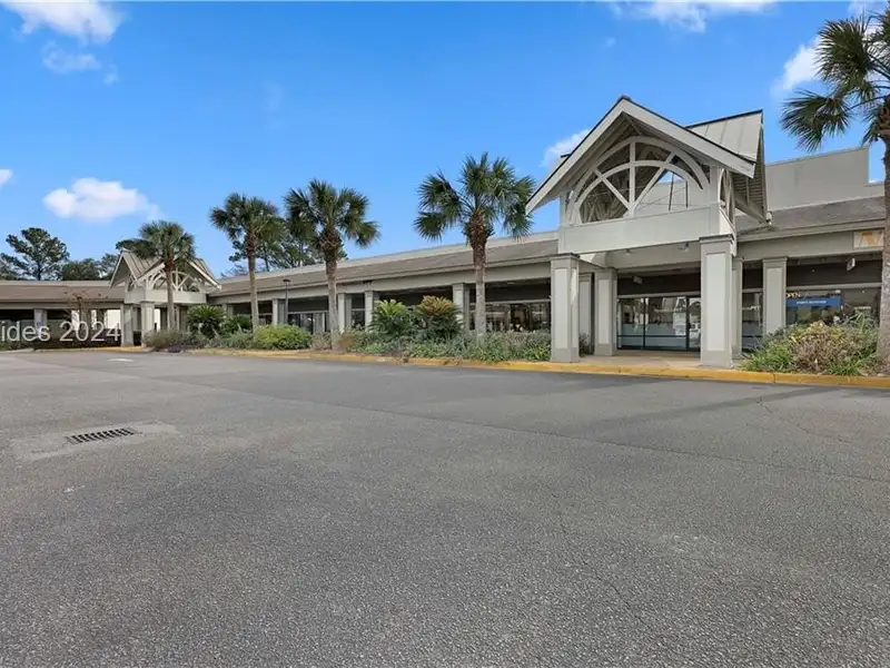 5,000 Sq Ft Retail Sublease in Port Royal Plaza with High Visibility