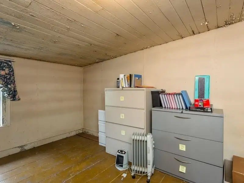Victorian Office Space with Ada Compliance in Quaint Broadway, Ideal for Airbnb Potential