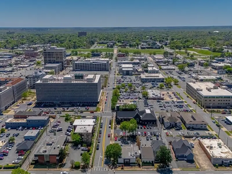 Remodeled Commercial Building Near I-630, Downtown Little Rock – Ideal for Office or Apartment