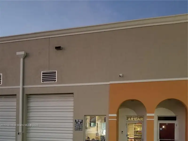 Established Auto Detailing Business with Expansion Potential in High Traffic Location