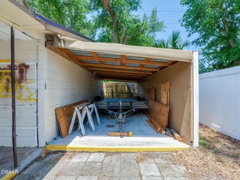 Mixed-use Property: Light Industrial and Residential Lots with Expansion Potential in Prime Location
