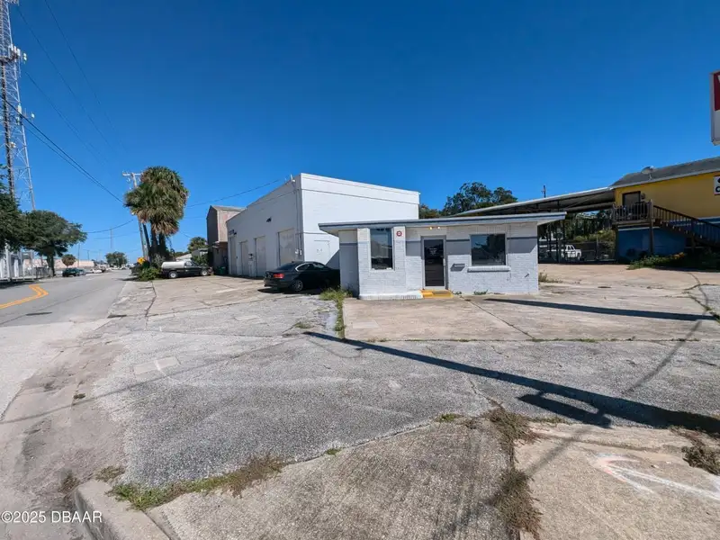 Freestanding Auto Repair Building on High Traffic Corner Lot in Mason Avenue