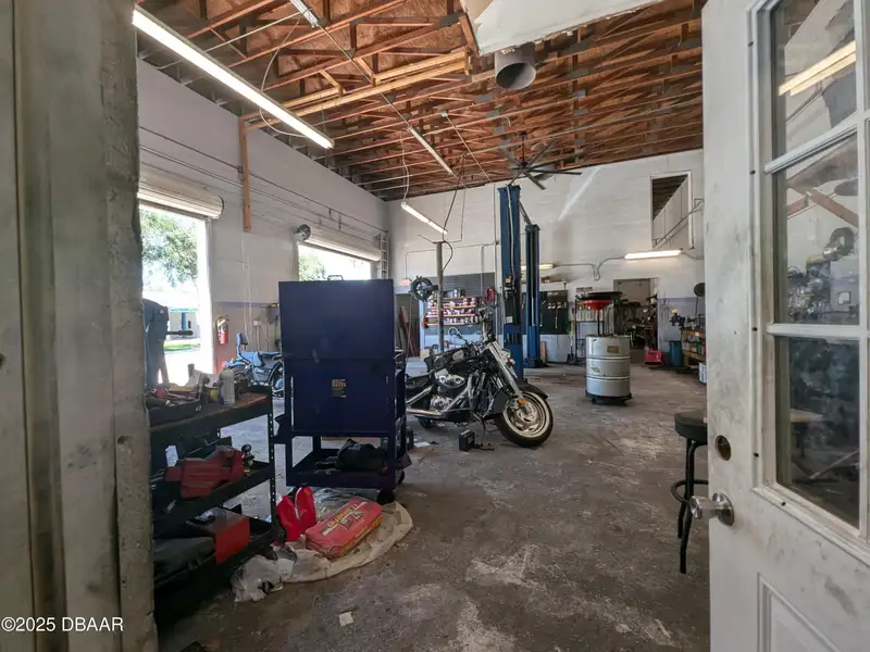 Freestanding Auto Repair Building on High-traffic Corner Lot in Mason Avenue