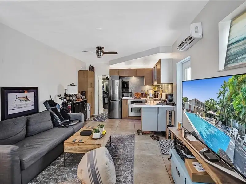 Multi-unit Garden Retreat in Oakland Park with Pool and Upgraded Apartments