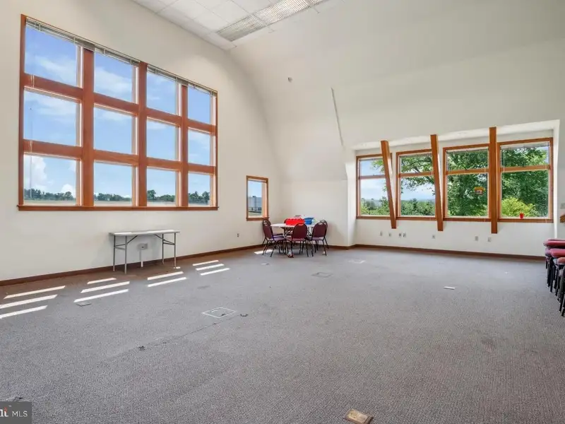 Multi-building Investment on 7 Acres: Barn, Farmhouse, and Warehouse with Rental Income