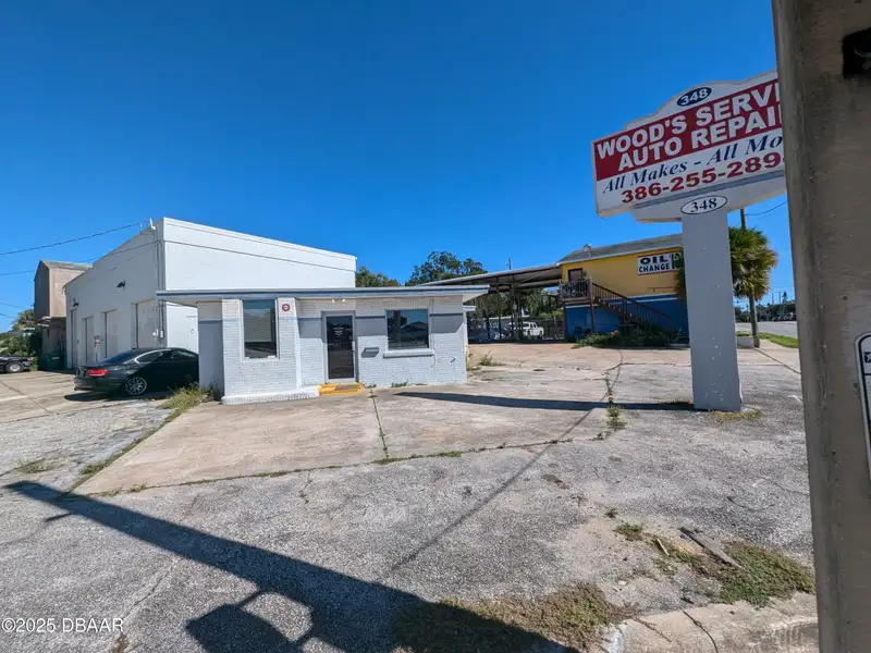 Freestanding Auto Repair Building on High-traffic Corner Lot in Mason Avenue