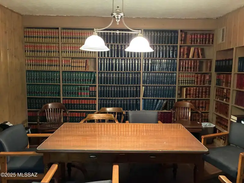 Ground Floor Office Complex with Reception and Studio Apartment in El Presidio District