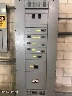 9,375 Sf Warehouse with Office, A/c Restrooms, and 18ft Clear Height