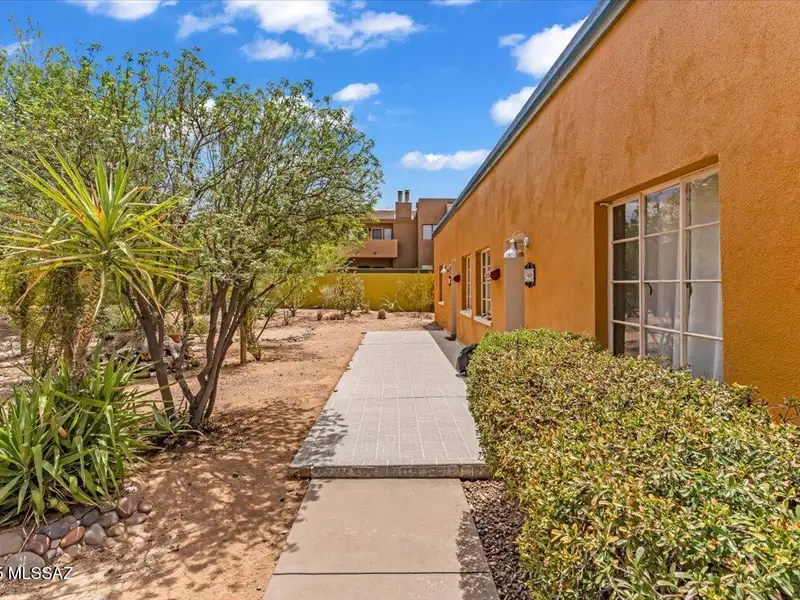 Fully Renovated Multi-family Property in Miramonte Neighborhood with 6 Apartments