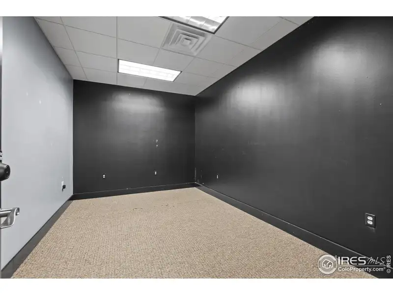 Versatile Office/warehouse in Highland Industrial Park, Windsor - Ideal for Various Business Uses
