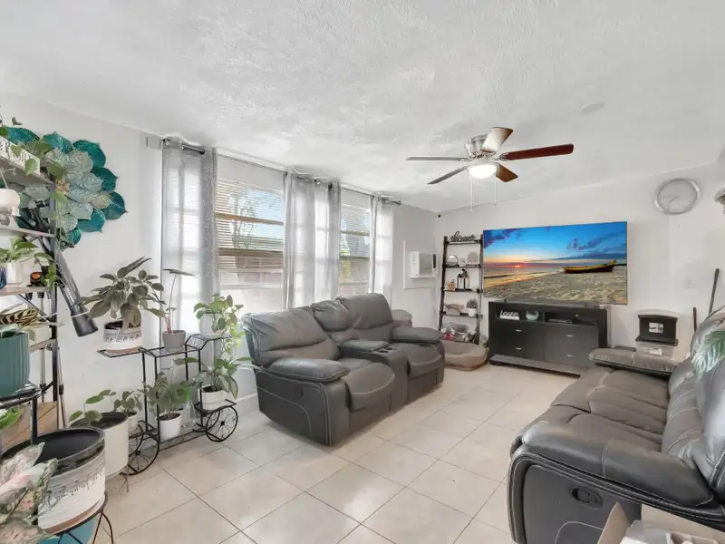 Well-maintained 6-unit Multifamily Property in South Florida with Value-add Potential