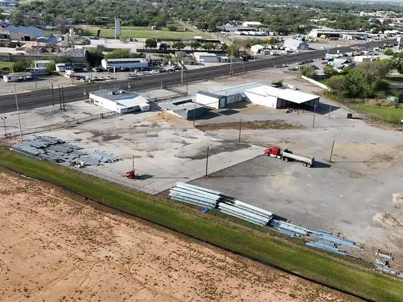 10.264-acre Commercial Property with Showroom, Warehouses, and Ample Parking on Jacksboro Hwy