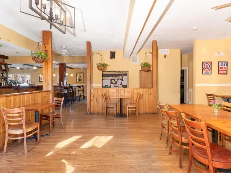 Renovated Pub and Hotel in Prime Woodstock Location with Restaurant and Apartments