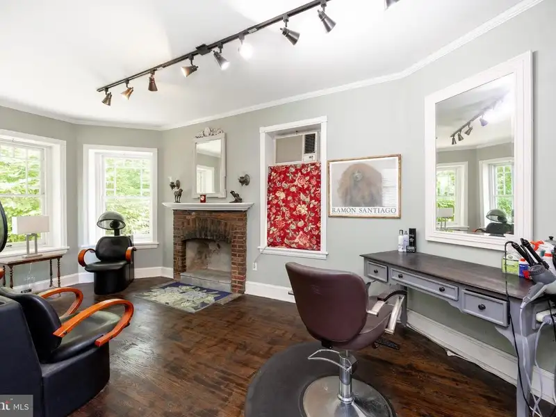 Mixed-use Property in Wayne, Pa: Salon with 1-bedroom Apartment Above