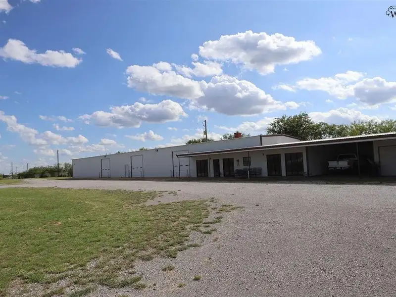 Commercial Property with Office, Living Quarters, and Warehouses in Wichita Falls Area
