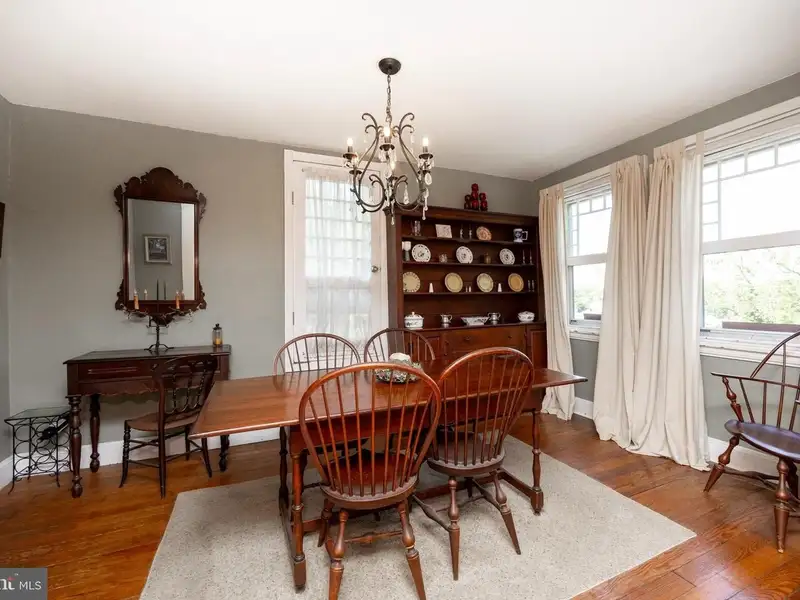 Mixed-use Property in Wayne, Pa: Salon with 1-bedroom Apartment Above