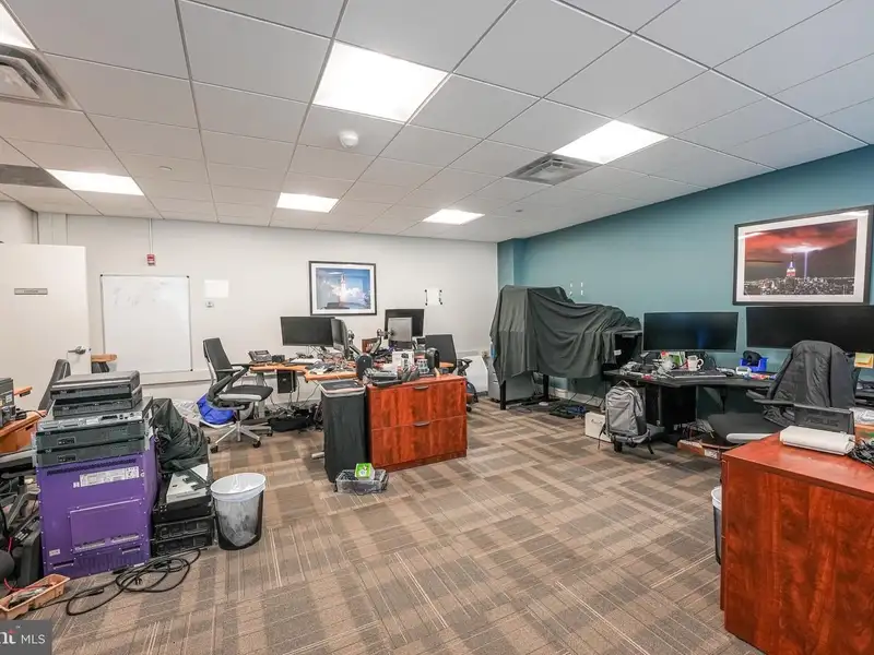 Secure Commercial Office Space in West Metro Plaza - 3101 Sq Ft, Icd 705 Compliant