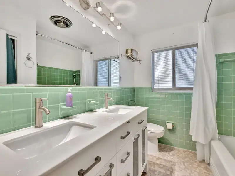 Multi-unit Garden Retreat in Oakland Park with Pool and Upgraded Apartments