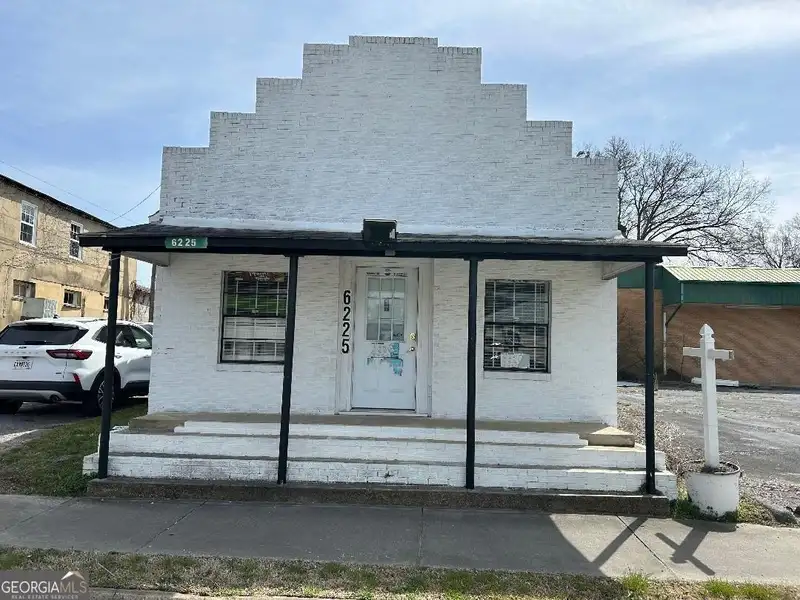 Commercial Building with Spacious Lot in Downtown Lyerly