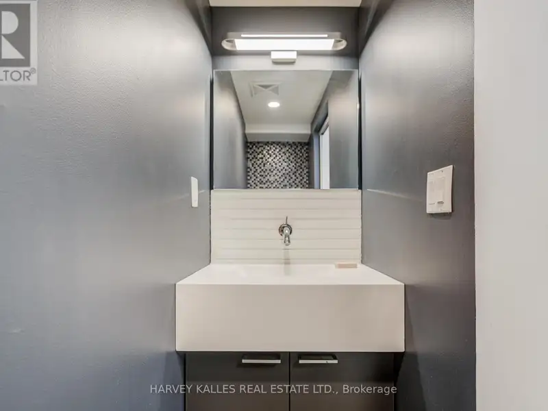 Executive Urban Townhome in King West with Private Entrance and Premium Amenities
