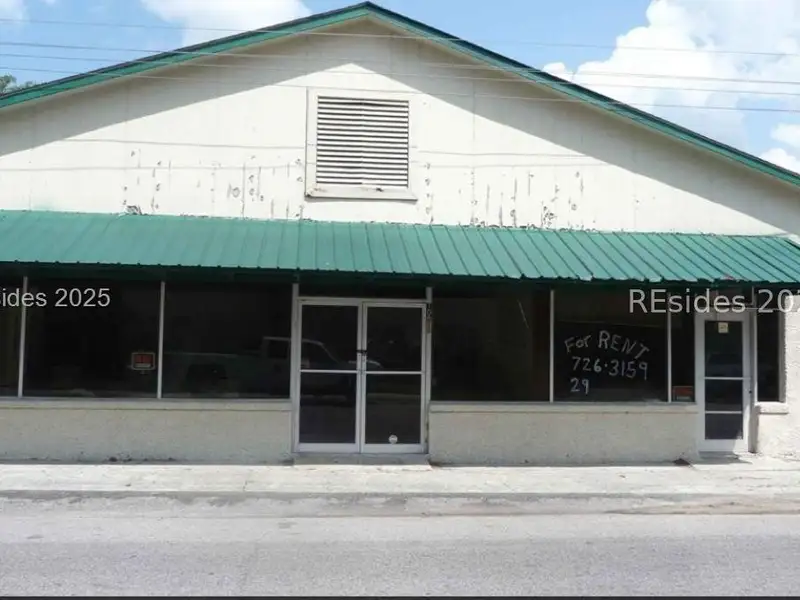 Prime Commercial Property with Multiple Buildings and Parking in Ridgeland Center