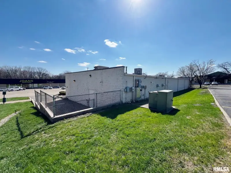 Standalone Commercial Building in Peoria's Metro Centre - High Traffic and Visibility