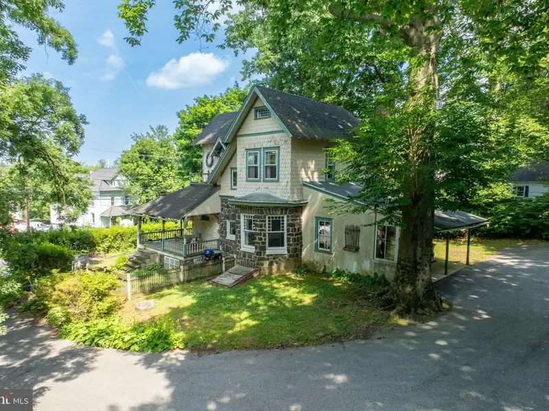 Mixed-use Property in Wayne, Pa: Salon with 1-bedroom Apartment Above