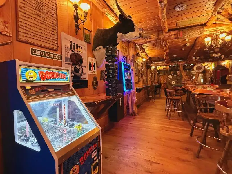 Turnkey Lodge-style Investment Opportunity in Berlin with Unique Interior and Bar