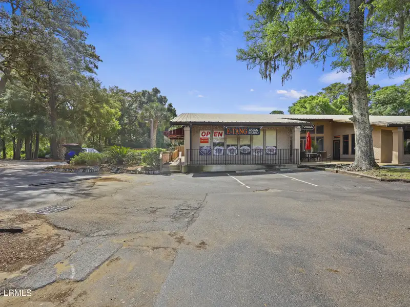 Remodeled Mid-island Restaurant with New Equipment and Outdoor Dining Area