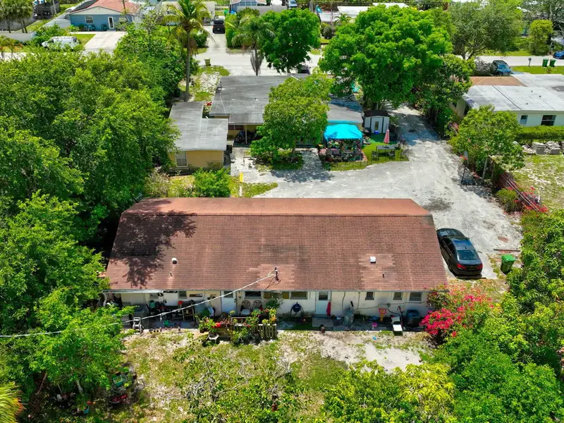 Well-maintained 6-unit Multifamily Property in South Florida with Value-add Potential